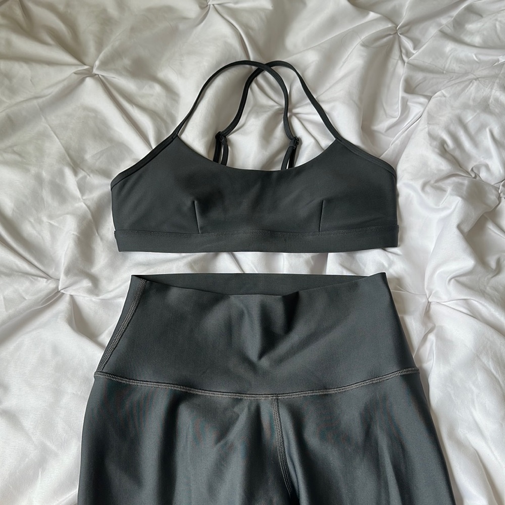 Alo Yoga Anthracite 7/8 high waist airlift leggings and airlift intrigue bra set